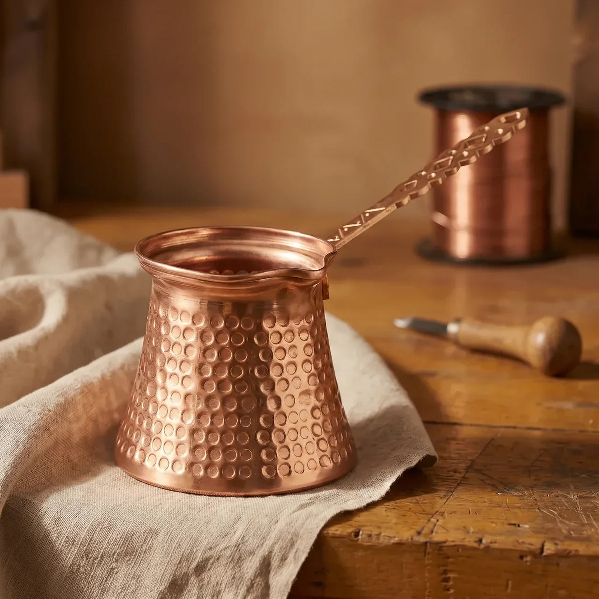 Cafetera de cobre martillada a mano