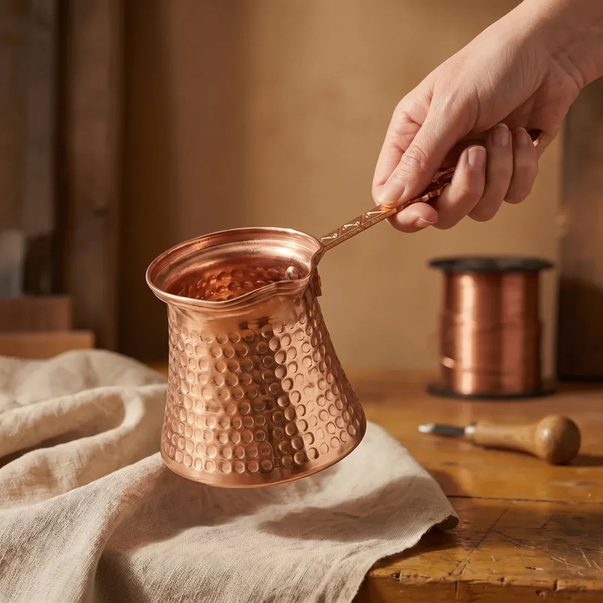 Cafetera de cobre martillada a mano